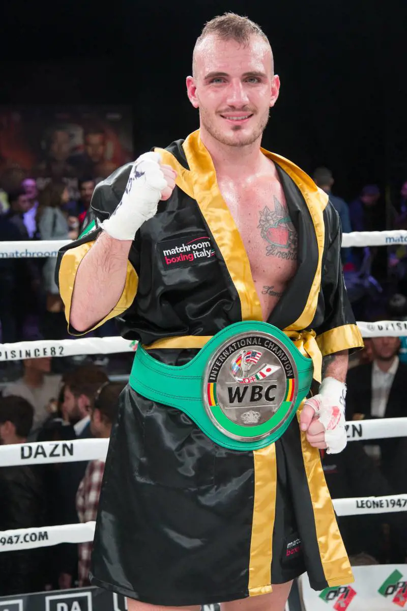 "Mi salva papà". Quella spugna gettata sul ring con il cuore