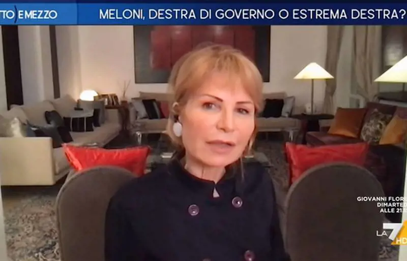 "Compagna chic, impari la decenza". La Gruber finisce nella bufera
