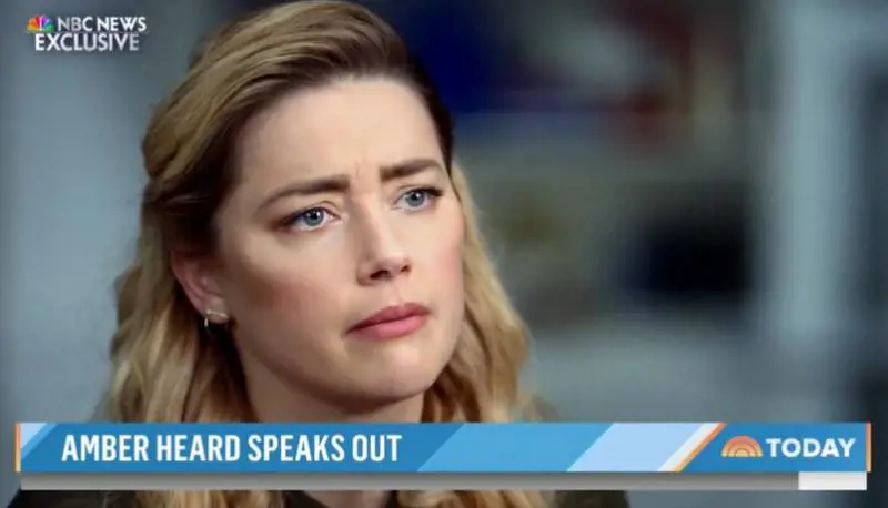 Dopo la sconfitta, Amber Heard cambia registro: "Amo Johnny Depp"
