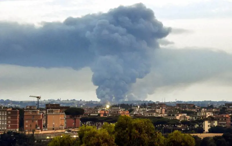 "Finestre chiuse e condizionatori spenti": l'allarme dopo l'incendio a Malagrotta