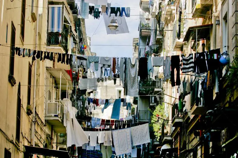 Salviamo i panni stesi nei vicoli di Napoli Il decoro di una città si giudica da altro