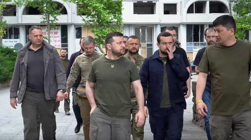 Zelensky a Odessa e Mykolaiv: "Lottiamo per la vittoria"