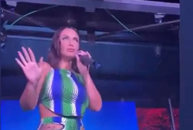 "Sei una tr...". Elettra Lamborghini ferma lo show e zittisce così l'hater