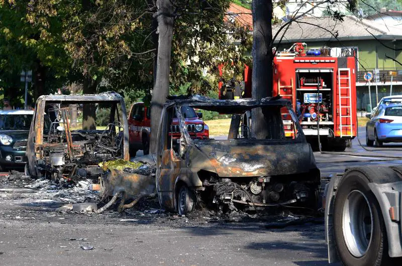 "Stavo cucinando, poi il botto". Morta un'anziana dentro un camper