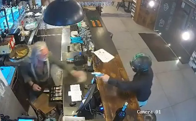 "Voglio i soldi". Rapina armata a Napoli, il video choc