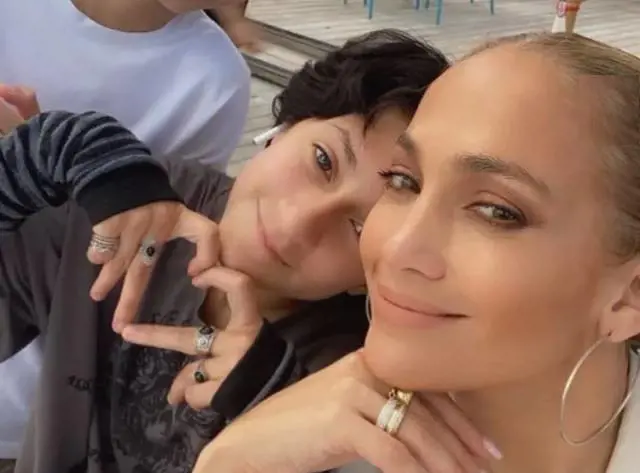 "Essi". Jennifer Lopez presenta la figlia Emme usando il pronome neutro