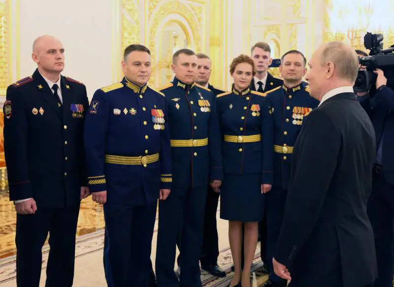 "Non servono solo per zuppe e bambini". Ora la Russia recluta le donne