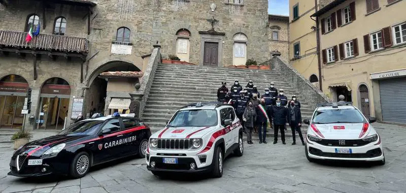I carabinieri e la municipale di Cortona insieme al sindaco