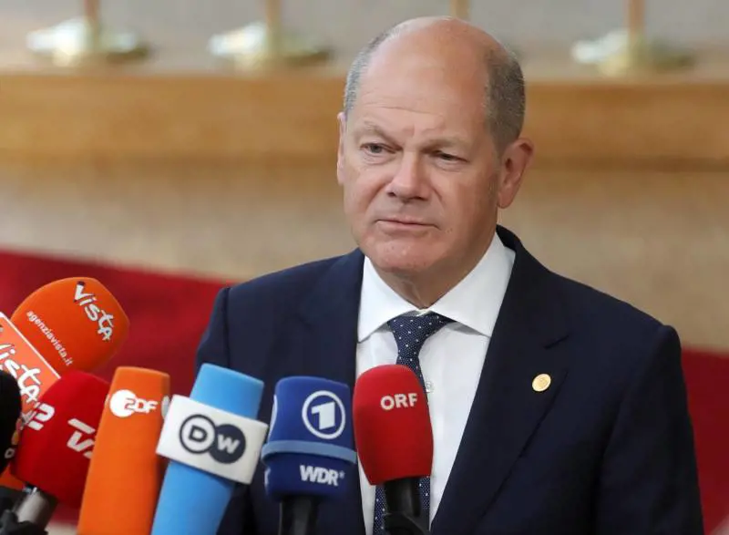 Una frode fiscale inguaia Olaf Scholz. La polizia ha già sequestrato le sue mail
