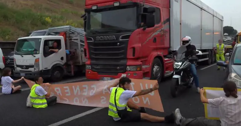 Attivisti per l’ambiente bloccano il Grande raccordo anulare: è la quarta volta in dieci giorni