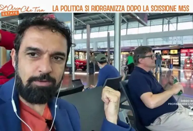 "Questo signore lo riconoscete?". Giarrusso-Calenda, siparietto a sorpresa in tv
