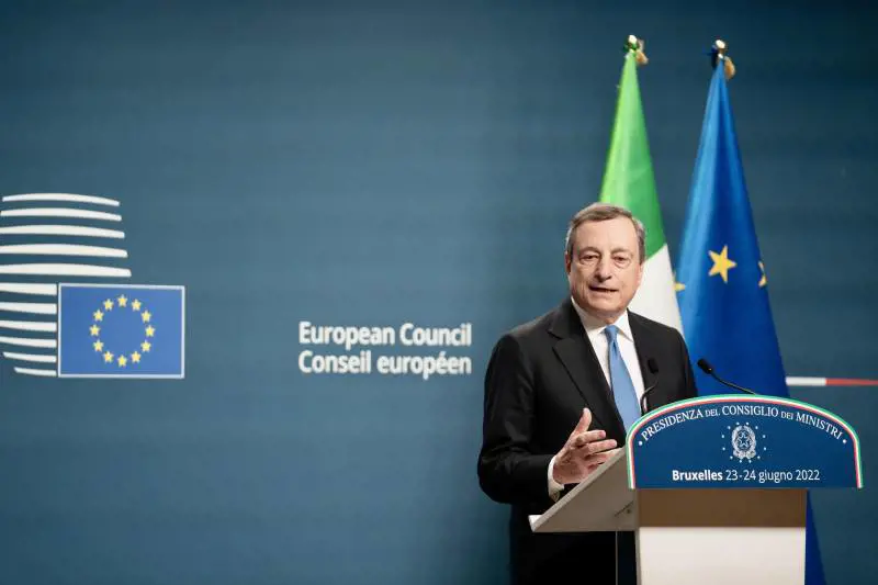 Ma Draghi rimane ottimista: "Qualcosa si sta muovendo". Si allarga l'asse con Macron