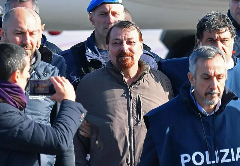 Battisti e i rancori degli esuli "Paga solo lui? Ben gli sta..."