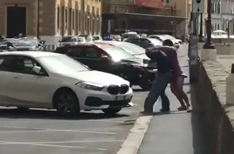 Calci e arti marziali: così la donna mette ko il suo aggressore
