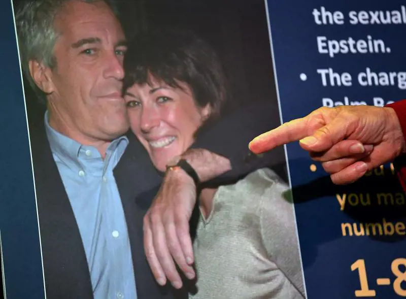 Maxwell condannata a 20 anni di cella. "Epstein è il mio più grande rammarico"