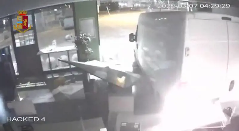 In manette la banda romena delle "spaccate": oltre 30 i furti nei locali distrutti