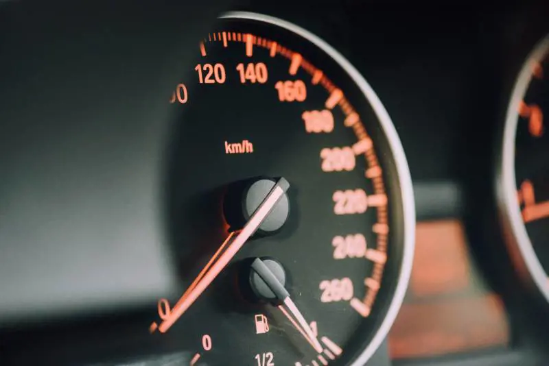Viaggiare in auto comodi e in sicurezza. Le cose che non possono mancare