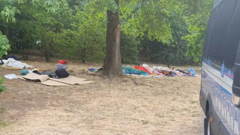 Il Pd si accorge ora del caos migranti. L'ira della polizia: "Perché sono qui?"