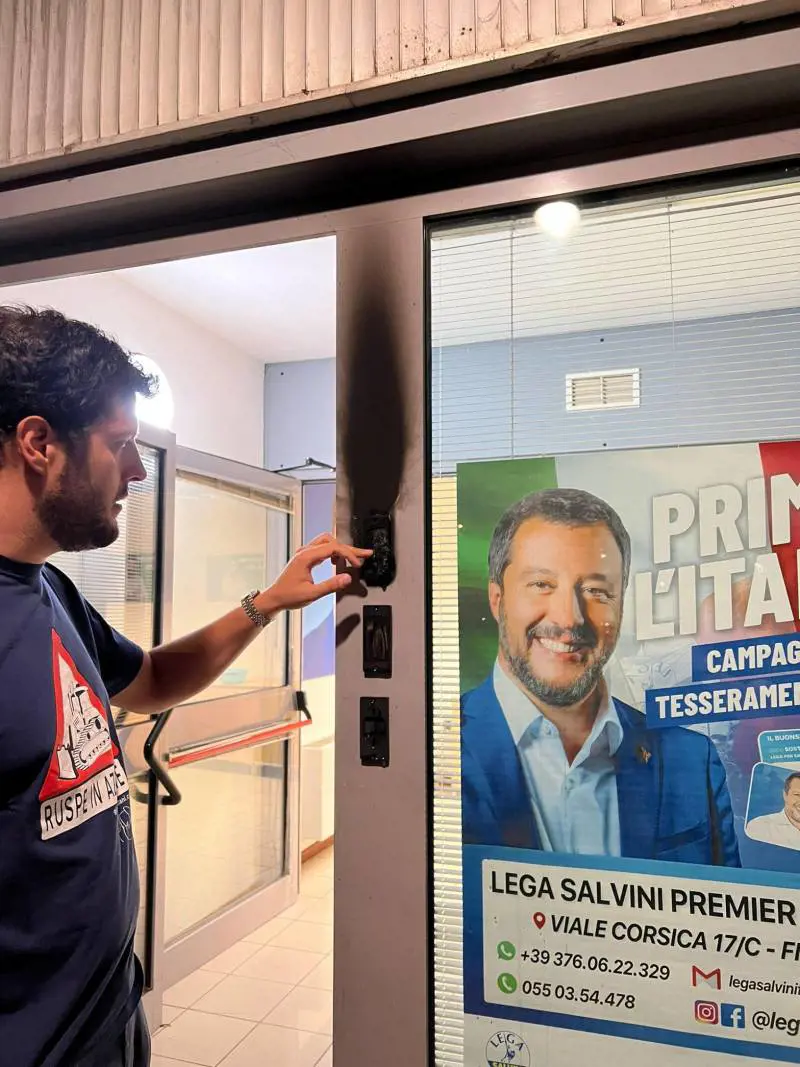 Raid contro la Lega, fuoco in sede a Firenze. Ma la sinistra tace