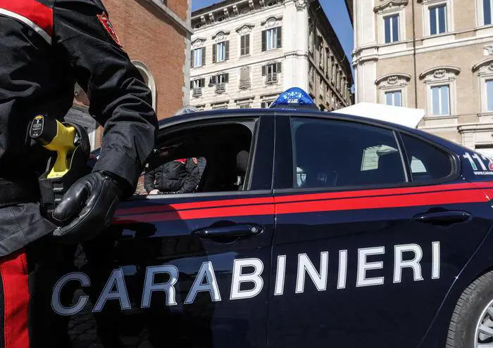 Una volante dei carabinieri a Genova (foto di repertorio)