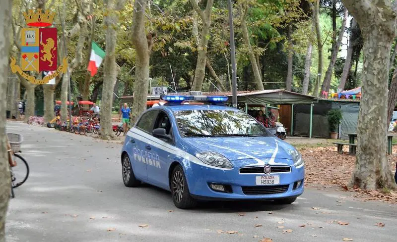 Una volante della polizia a Viareggio