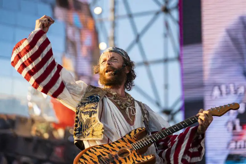 Gli ambientalisti a Jovanotti: "Distruggi le spiagge"