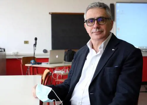 Covid, risalgono i contagi. E rispunta "l'ipotesi lockdown"