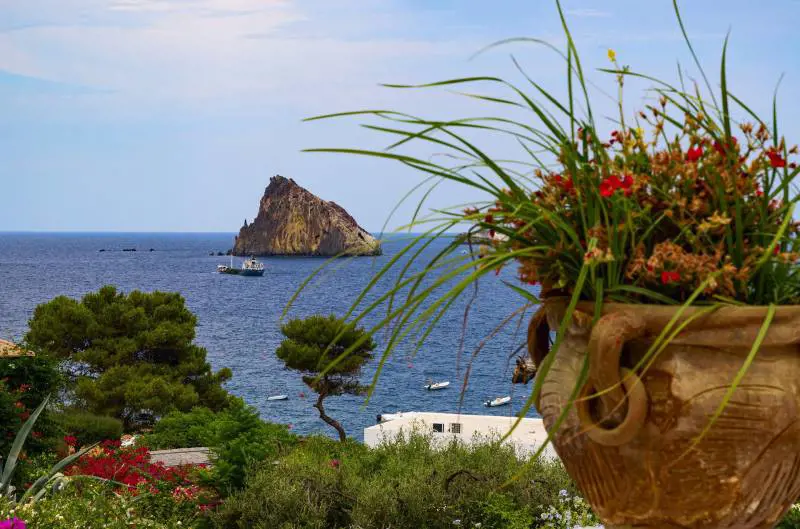 Giro delle Eolie in barca a vela, cosa mettere in valigia