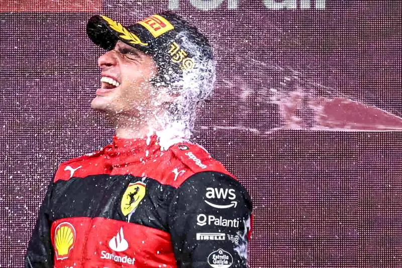 Sainz, il trionfo sbagliato. E ora Leclerc è una furia