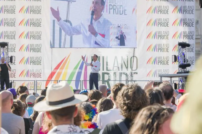 Il Viminale stoppa le trovate di Sala. "Basta registrare i figli di coppie gay"