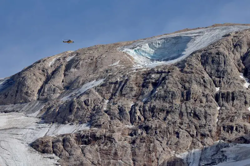 Marmolada, stop alle ricerche via terra: "Non possiamo più scavare..."