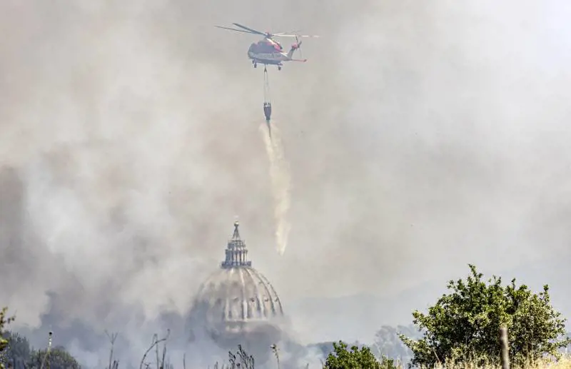 "C'è la mano dell'uomo": la rivelazione di Gualtieri dietro ai roghi nella Capitale