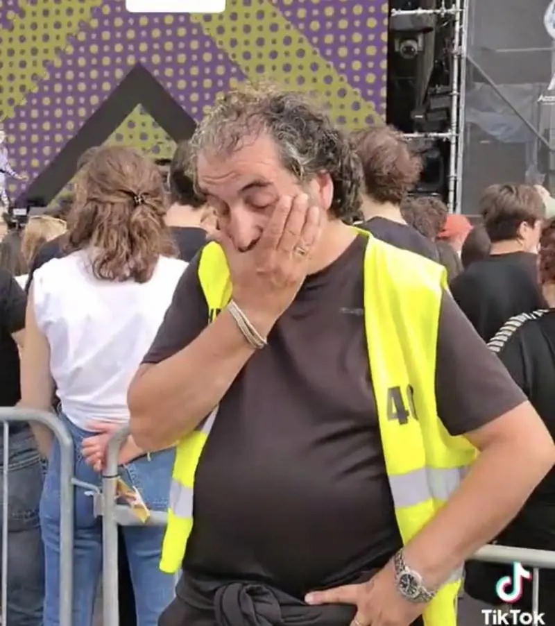 Disappunto e sconcerto: chi è lo steward idolo del web dopo l'evento di Fedez