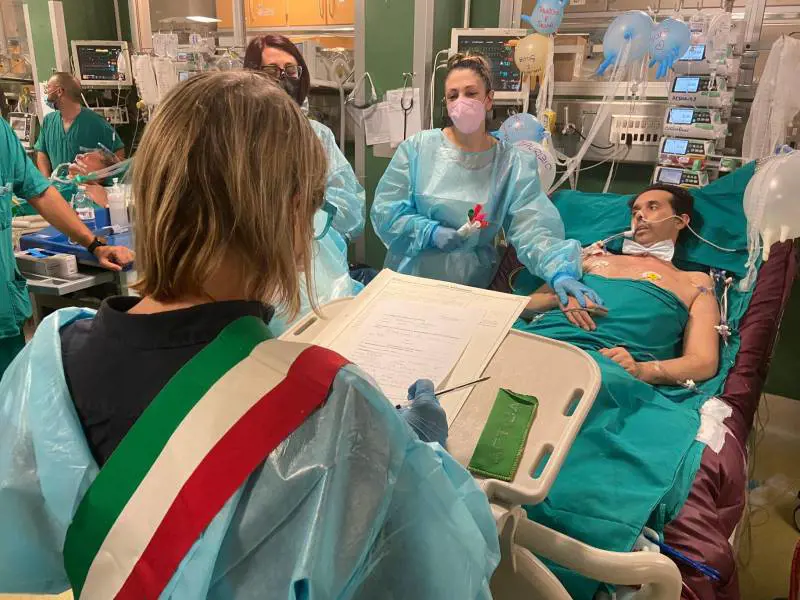 Si sposa in fin di vita, poi la sorpresa: "C'è il cuore per il trapianto"