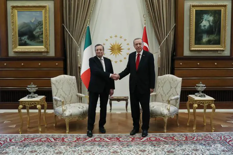 Draghi ad Ankara arruola il "dittatore". Asse con Erdogan per cercare la pace e lanciare l'economia