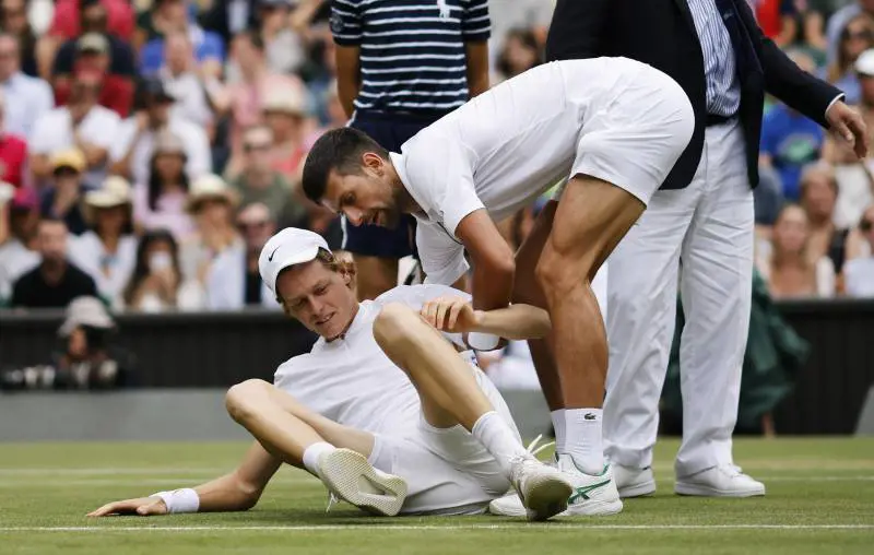 Sinner, la strada è giusta ma fa il Djokovic a metà. E Nole si salva in bagno