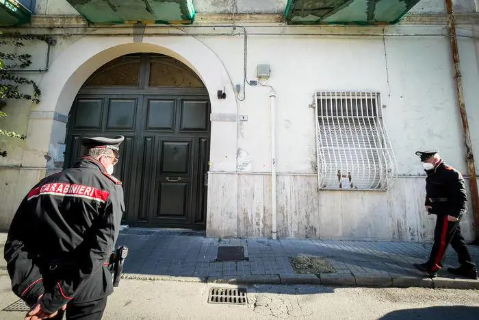 La colpisce in testa con un bastone per violentarla: arrestato nigeriano