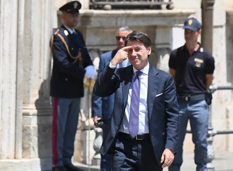 Conte incontra Draghi: "Restiamo al governo. Ma serve discontinuità"