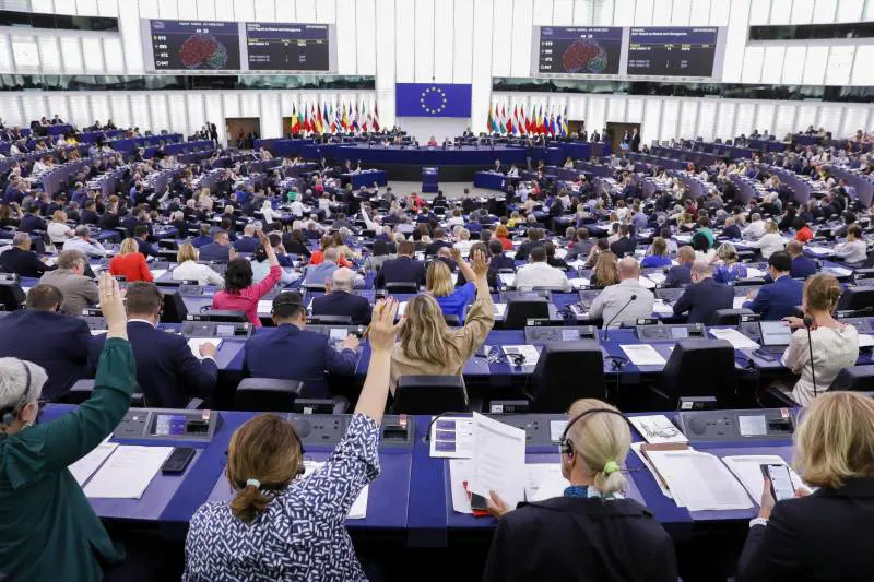 "Siamo atlantisti". Ma il M5S si astiene sulla risoluzione per l'Ucraina