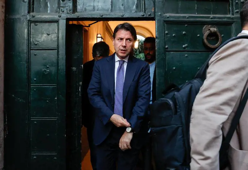 Il M5S si è incartato. E Conte chiama Draghi per l'ultima mediazione