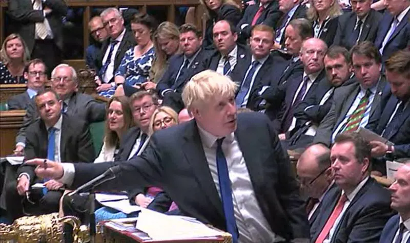 Già in 39 via dal governo. BoJo non vuole mollare: assedio a Downing Street