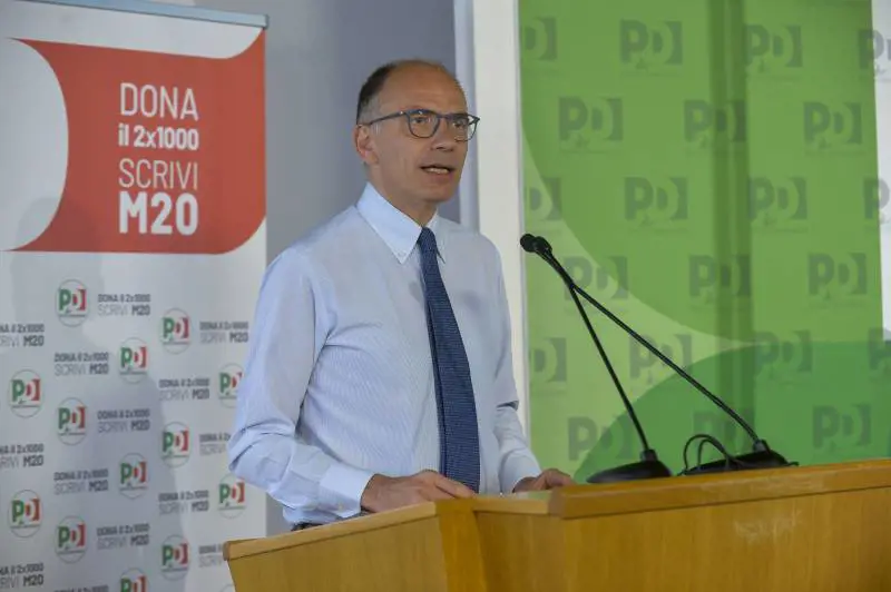 Letta festeggia per la caduta di BoJo. Ma la Meloni attacca il Dem: "Pietoso"