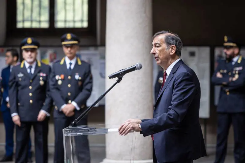 Il Comune arruola 67 vigili trentenni e celebra l'"evento". Ora più ghisa in strada
