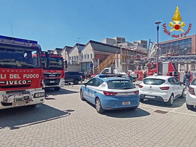 Incidente sul lavoro, crolla soletta: 5 operai feriti