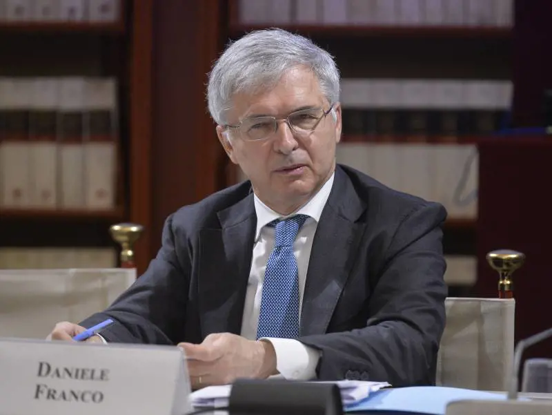 Ora il nuovo pacchetto da 13 miliardi. E Bruxelles chiede chiarezza sui numeri