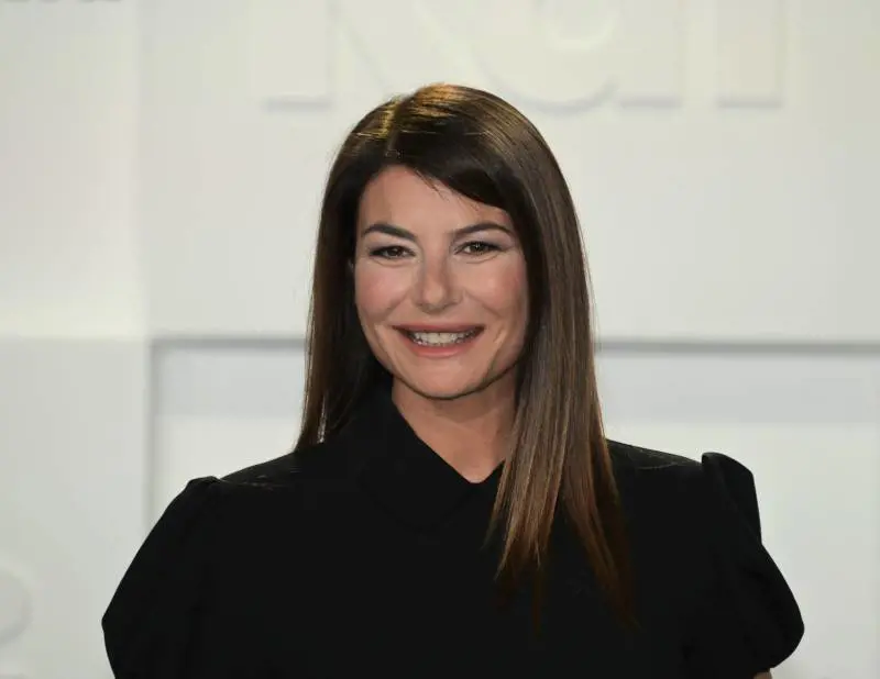 Il talk di Ilaria D'Amico parte balbettando