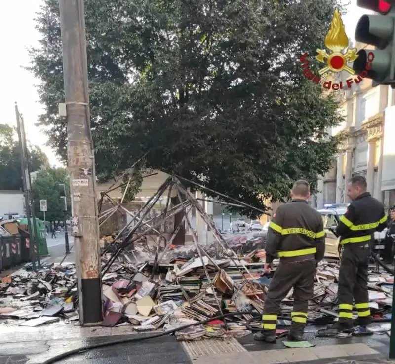 Fiamme e devastazione alla "Bancarella del professore": migliaia di libri in fumo