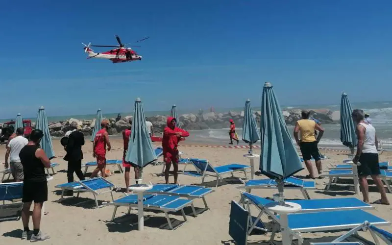 Padre e figlio muoiono annegati, l'altro si salva: tragedia a Fano