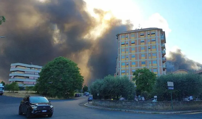 Incubo incendi a Roma: 180 interventi al giorno dei vigili del fuoco