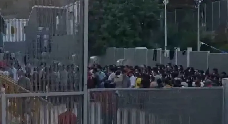 Lampedusa: situazione esplosiva mentre si attendono altri migranti